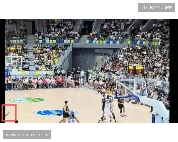 萨姆纳失误拉倒克里斯 裁判回看判违体犯规成比赛转折篮球关键时刻引发争议